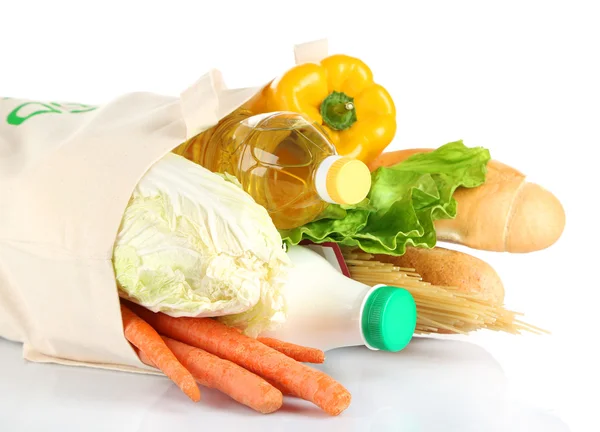 Sac à provisions avec ensemble de produits isolés sur fond blanc — Photo