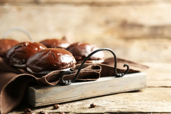 Смачні домашні шоколадні кекси на дерев'яному столі — стокове фото