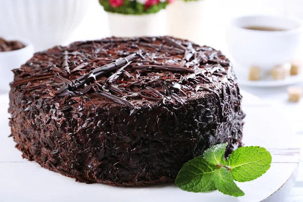 Sabroso pastel de chocolate con menta en la mesa de cerca — Foto de Stock