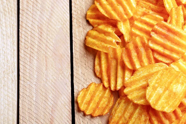 Deliciosas papas fritas en primer plano de mesa de madera —  Fotos de Stock