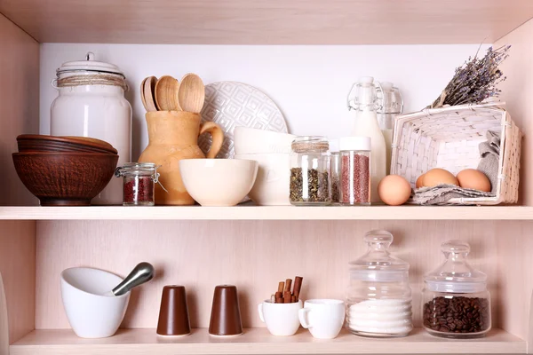 Utensílios de cozinha e utensílios de mesa nas prateleiras — Fotografia de Stock