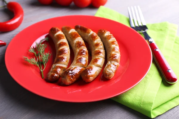 Grill kolbászkák lemez tábla zöldség közelről — Stock Fotó