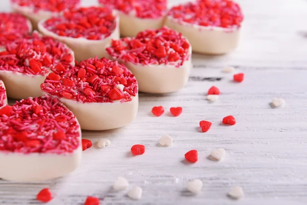 Heerlijke chocolade snoepjes in hart vorm op tabel close-up — Stockfoto