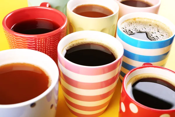 Muitas xícaras de café na tabela de cores, close-up — Fotografia de Stock