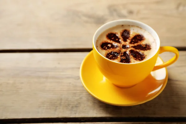 Kopje koffie op oude houten tafel — Stockfoto