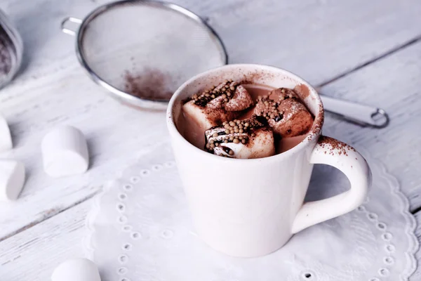 Copo de cacau com marshmallows em fundo de madeira — Fotografia de Stock