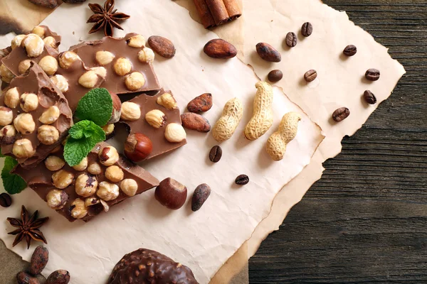 Masih hidup dengan satu set cokelat di atas meja, pandangan atas — Stok Foto