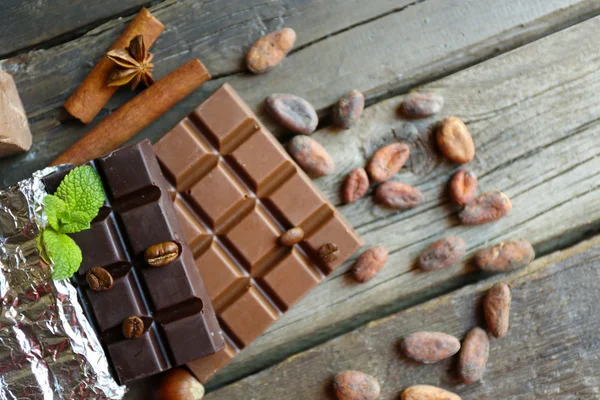 A fából készült asztal, Vértes fűszerek finom csokoládé — Stock Fotó