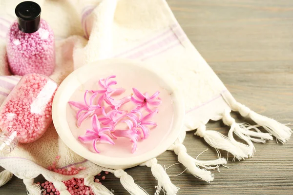 Schöne Wellness-Komposition mit Hyazinthenblüten, Nahaufnahme — Stockfoto