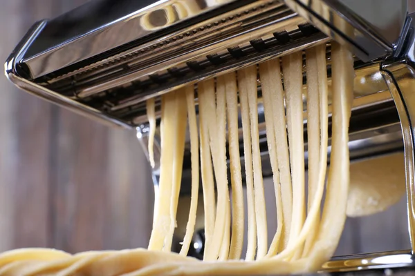 Fazer macarrão com máquina de massas, close-up — Fotografia de Stock