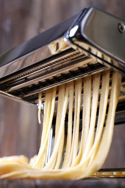 Hacer fideos con máquina de pasta, primer plano — Foto de Stock