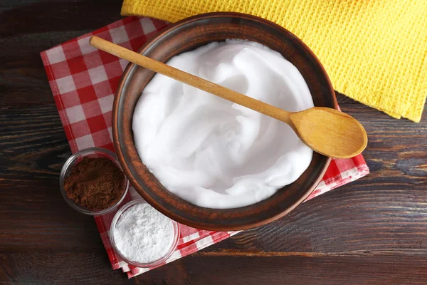 Eiwit en andere ingrediënten voor room slagroom op houten tafel, bovenaanzicht — Stockfoto