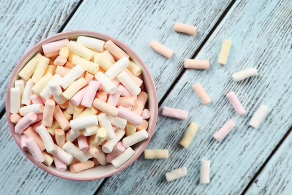 Dolci caramelle sul tavolo di legno, vista dall'alto — Foto Stock