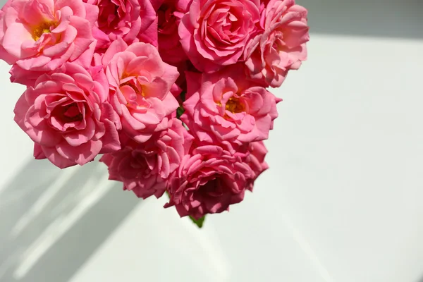 Bukiet pięknych świeżych róż na parapecie, zbliżenie — Zdjęcie stockowe
