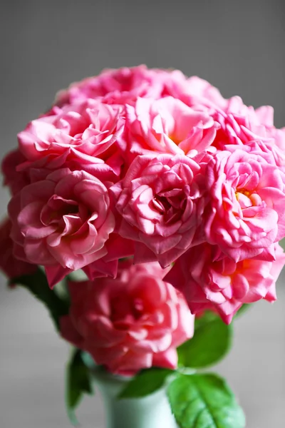 Ramo de hermosas rosas frescas sobre fondo borroso —  Fotos de Stock