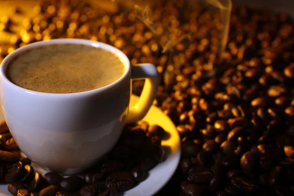Чашка кави з зернами, крупним планом — стокове фото