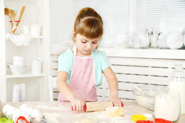 Kleines Mädchen bereitet zu Hause in der Küche Plätzchen zu — Stockfoto