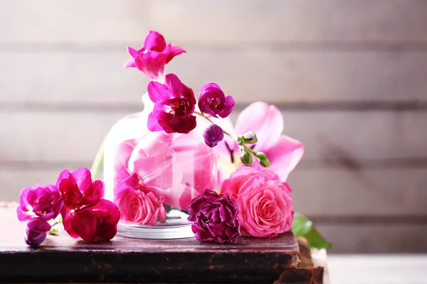 Vackra komposition med blommor och gamla böcker på grå trä bakgrund — Stockfoto