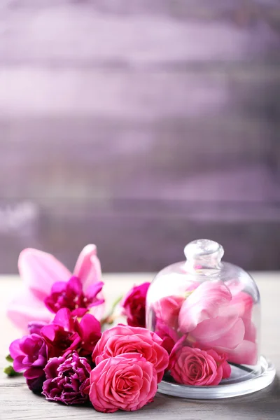 Mooie compositie met bloemen op grijze achtergrond — Stockfoto