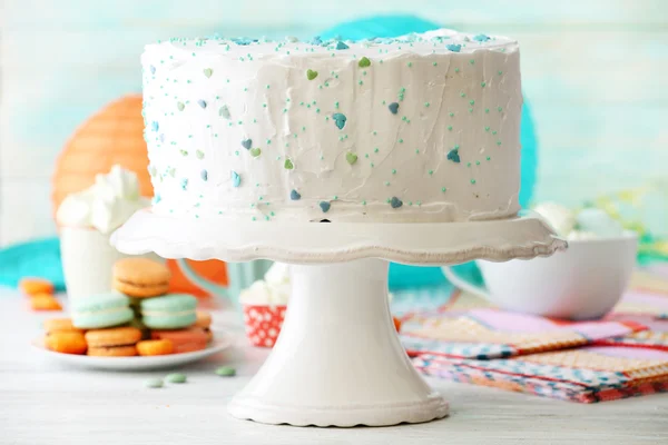 Tort urodzinowy urządzone na kolorowe tło — Zdjęcie stockowe