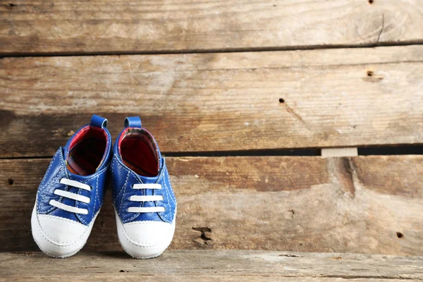Красочные кроссовки на деревянном фоне — стоковое фото