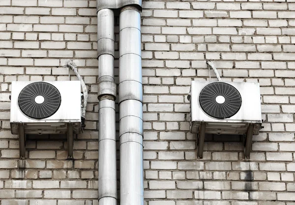 Acondicionadores de aire en pared del edificio, al aire libre —  Fotos de Stock