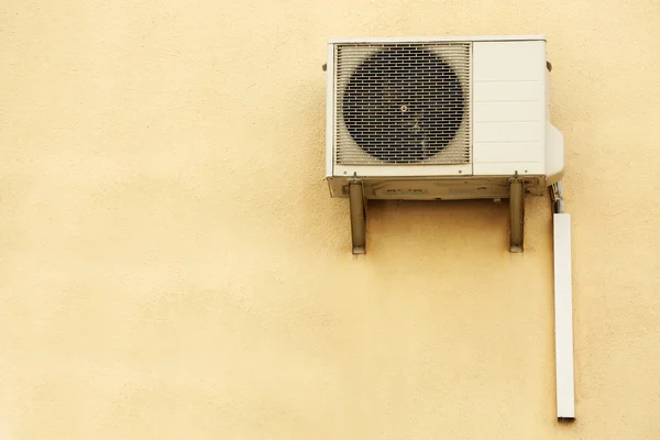 Klimaanlage an Hauswand, im Freien — Stockfoto