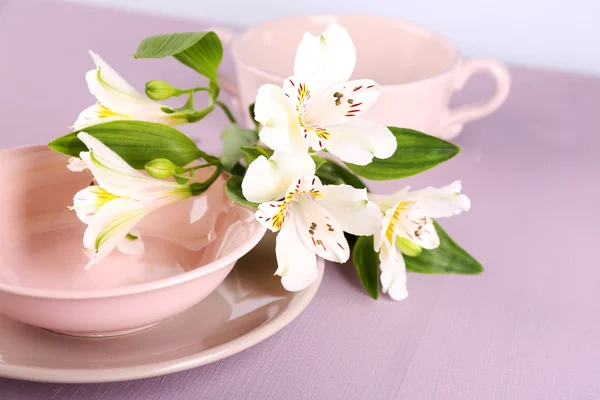 Tischdekoration mit Blumen, Nahaufnahme — Stockfoto