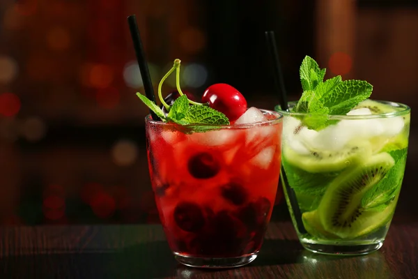 Glasses of cocktails in bar on bright blurred background — Stock Photo, Image