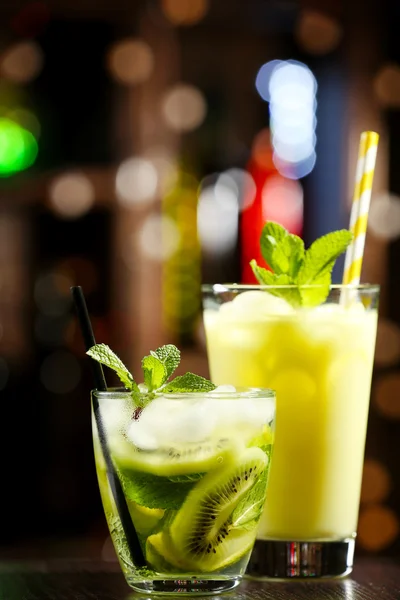 Copas de cócteles en el bar sobre fondo borroso brillante —  Fotos de Stock