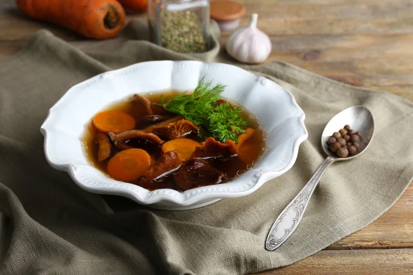 Sopa de cogumelos em guardanapo, close-up — Fotografia de Stock