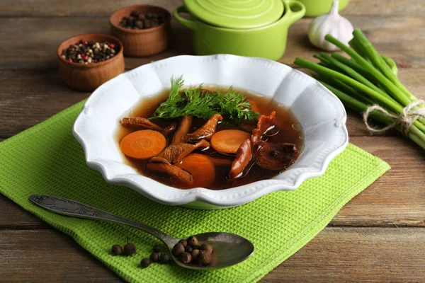 Zuppa di funghi su sfondo di legno — Foto Stock