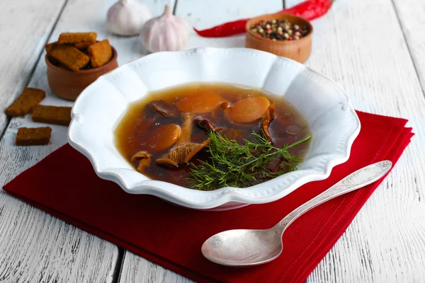 Soupe aux champignons sur fond de bois — Photo