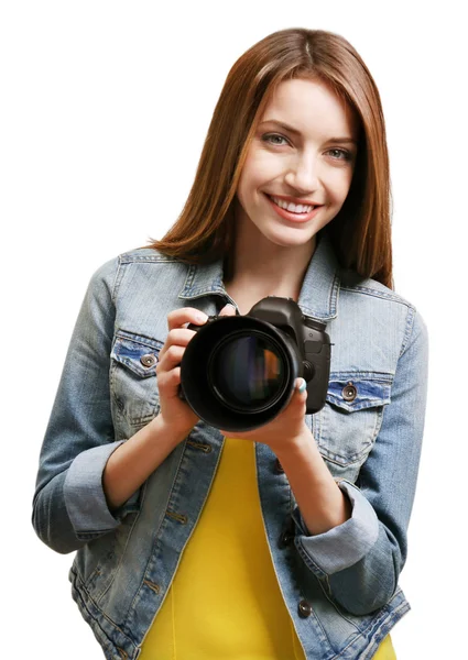Joven fotógrafa tomando fotos sobre fondo gris — Foto de Stock