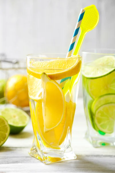 Cocktails with fresh citrus fruits on wooden background — Stock Photo, Image