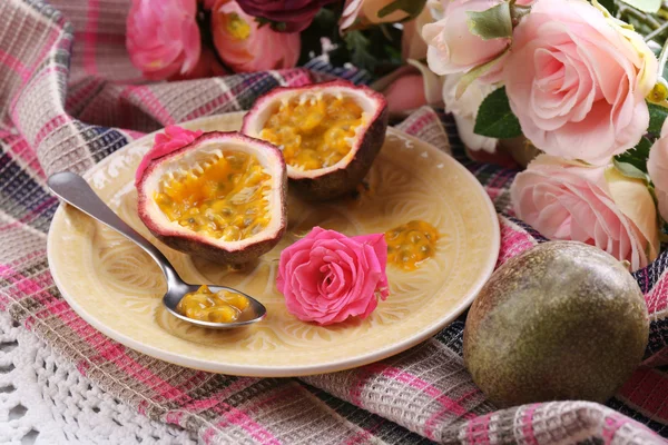 Плод страсти на тарелке на фоне цветной салфетки — стоковое фото