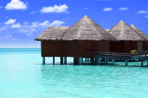 Water villa's over de oceaan achtergrond — Stockfoto