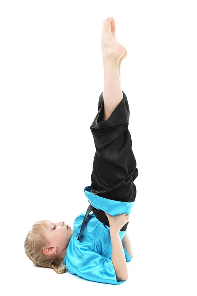 Menina em quimono fazendo exercícios — Fotografia de Stock