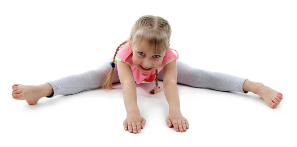 Kleines Mädchen macht Übungen — Stockfoto