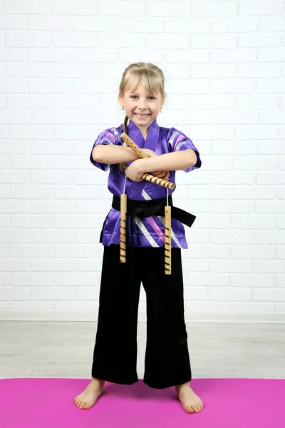 Kimono egzersizleri yapıyor, küçük kız — Stok fotoğraf