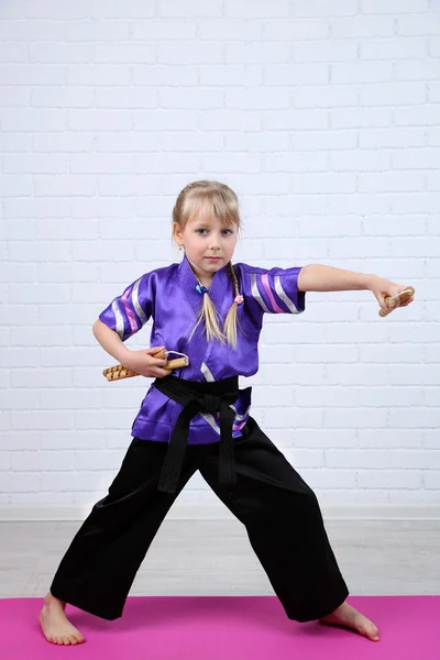 Niña en kimono haciendo ejercicios — Foto de Stock