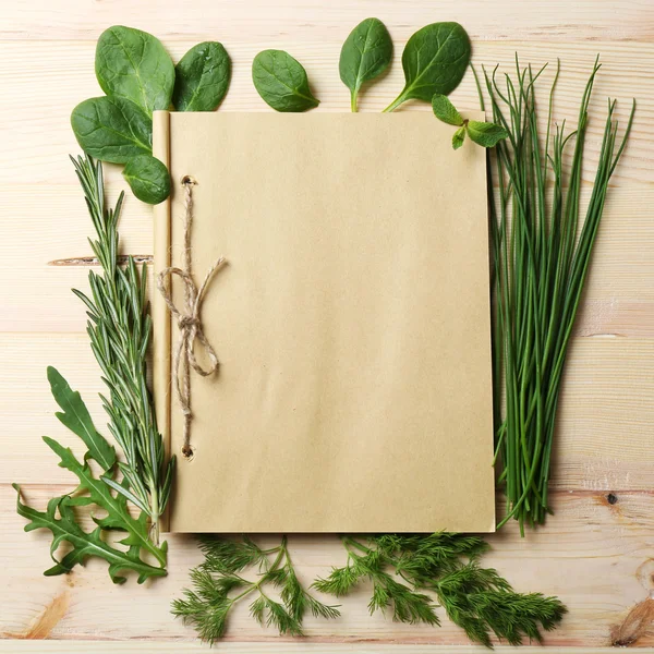 Libro di ricette aperto con erbe fresche — Foto Stock