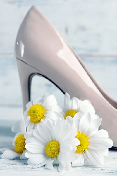 Female shoes with flowers on wooden background — Stock Photo, Image