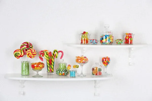 Kleurrijke snoepjes in potten — Stockfoto
