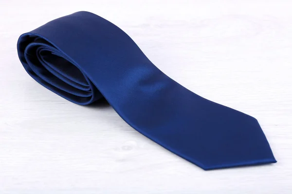 Mannelijke stropdas op houten tafel achtergrond — Stockfoto