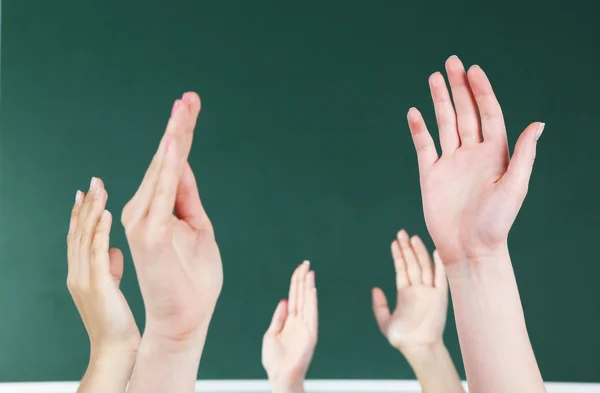 Υψωμένα τα χέρια στο blackboard — Φωτογραφία Αρχείου