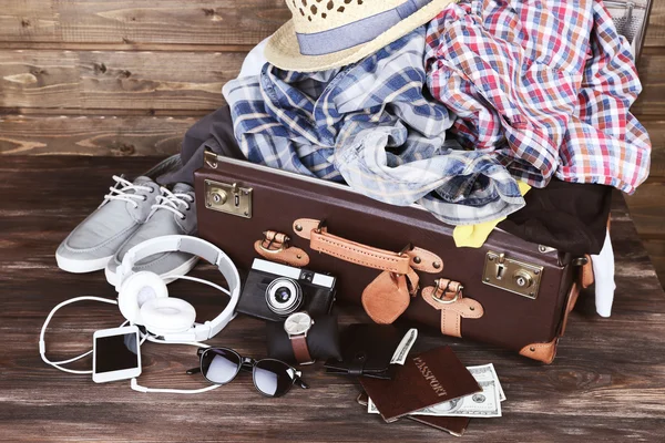 Gepackter Koffer mit Urlaubsutensilien — Stockfoto