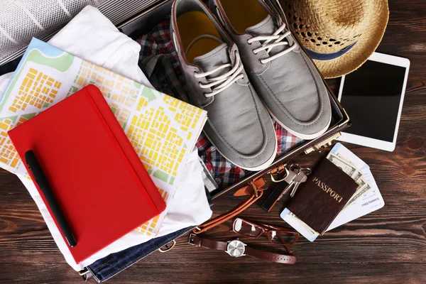 Packed suitcase of vacation items — Stock Photo, Image