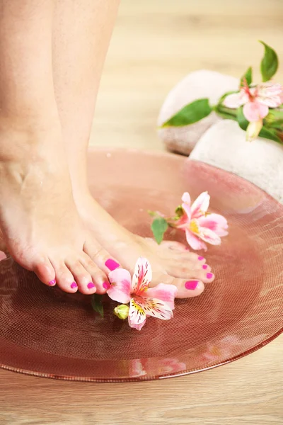 Pernas femininas na tigela com água — Fotografia de Stock