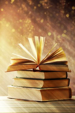 Koyu arka plan ışığı ile kitapları